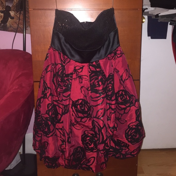 Strapless dress w/ black sequin top & rose stencil