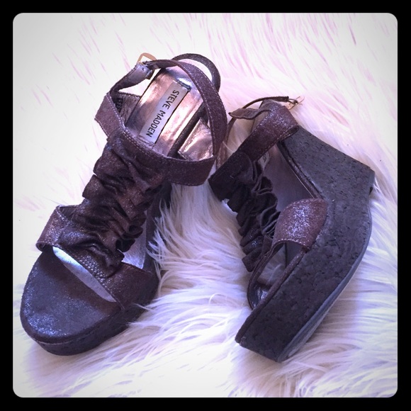 Steve Madden ruffle brown wedges