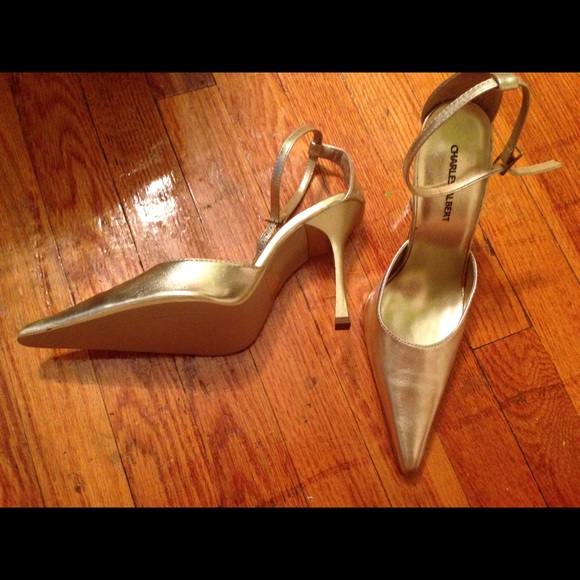 ⭐️Light Gold pointy gold pumps!⭐️ - Picture 2 of 4