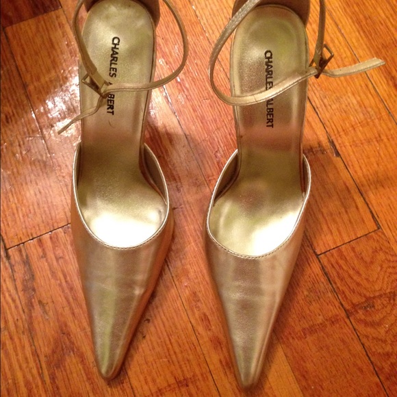 ⭐️Light Gold pointy gold pumps!⭐️ - Picture 3 of 4