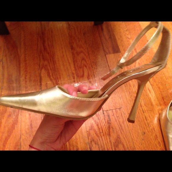 ⭐️Light Gold pointy gold pumps!⭐️ - Picture 4 of 4