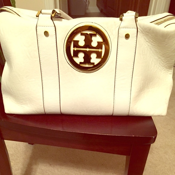 Very Cute, Stylish White Tory Burch Bag.