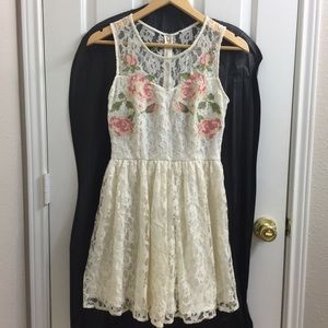 Forever 21 Rose lace dress (XS)