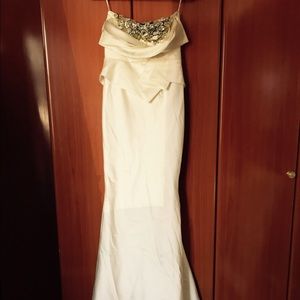 Absolutely stunning wedding gown!!!