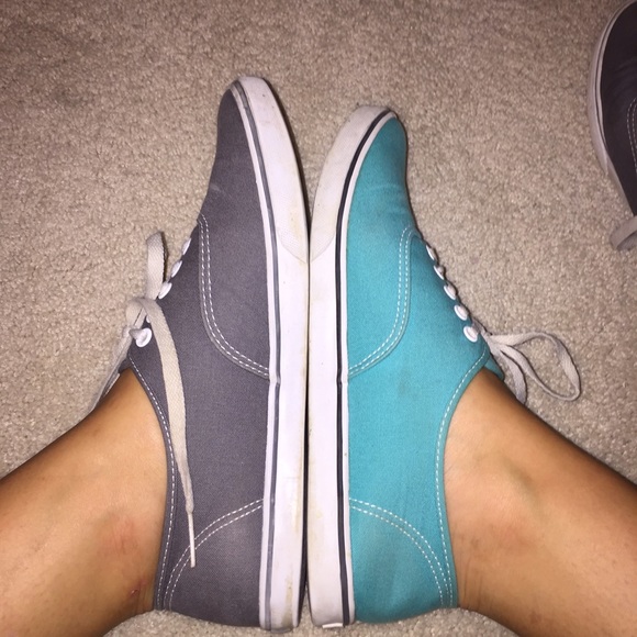 VANS! - Picture 2 of 4