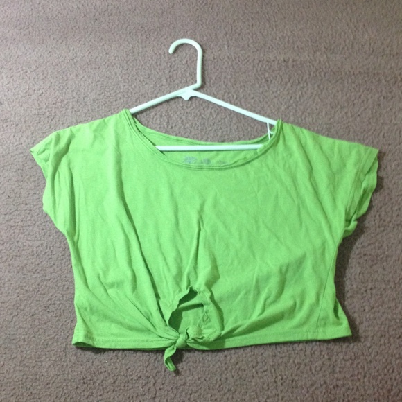 green short sleeve cropped t-shirt