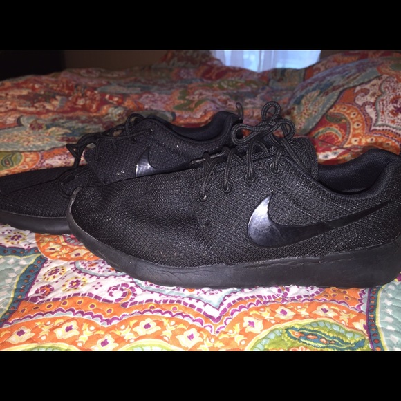 Nike Shoes - Nike ROSHE