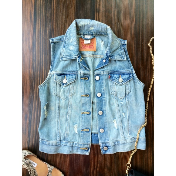 HP🎉 Levi's deconstructed denim vest - Picture 2 of 4