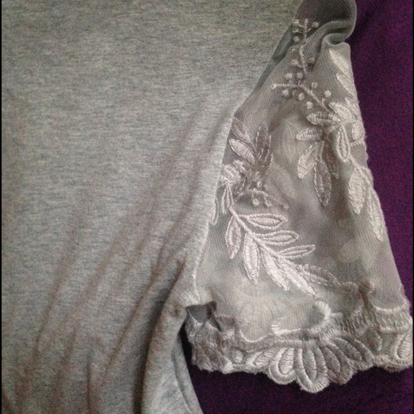 Forever 21 Gray lace crop top tee