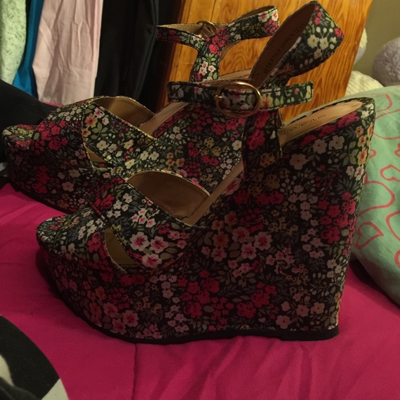 Wedges size 8 1/2 , brand new 👠🙌🏽💁🏽 - Picture 1 of 2