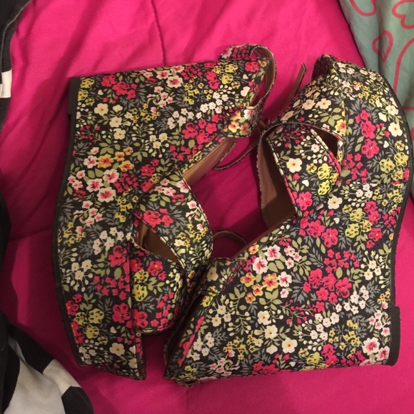 Wedges size 8 1/2 , brand new 👠🙌🏽💁🏽 - Picture 2 of 2