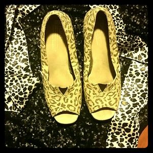 Toms snow leopard wedges