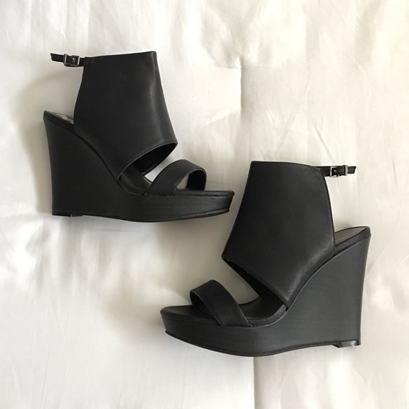 ✨🆕FINAL PRICE DROP💵⬇️ BLACK FAUX LEATHER WEDGES✨