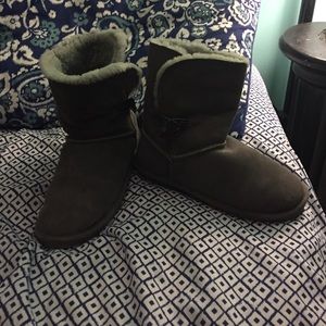 Gray Boots With Buckle