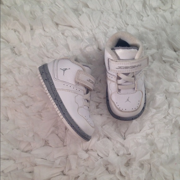 ❌SOLD❌NIKE JORDAN KIDS SNEAKERS WHITE & GRAY 4C - Picture 2 of 3