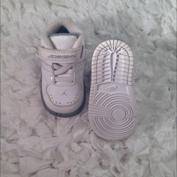 ❌SOLD❌NIKE JORDAN KIDS SNEAKERS WHITE & GRAY 4C - Picture 3 of 3