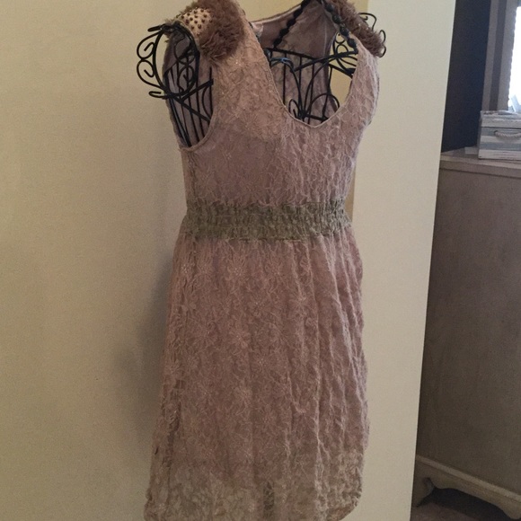 Cute lil lacy beige dress w/liner very light mater - Picture 1 of 4