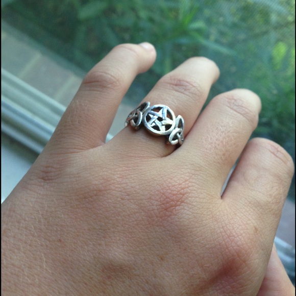 Jewelry - cute small pentagram ring/ silver