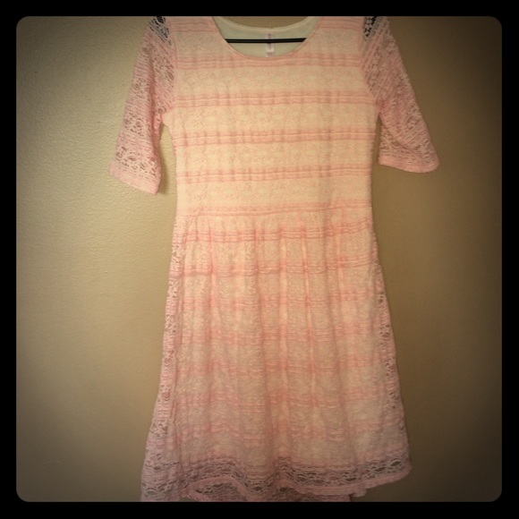 Pink lace dress - Picture 1 of 4