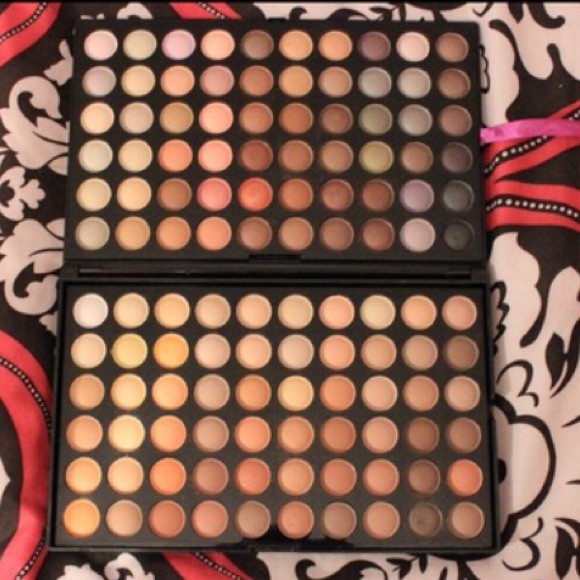 Nude eyeshadow palette