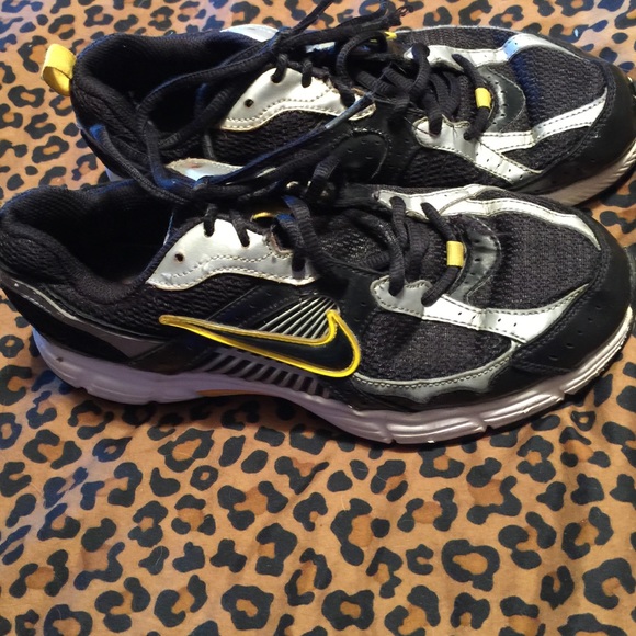 Nike sneakers size 6.5 youth