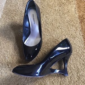 Black patent leather peep toe heals