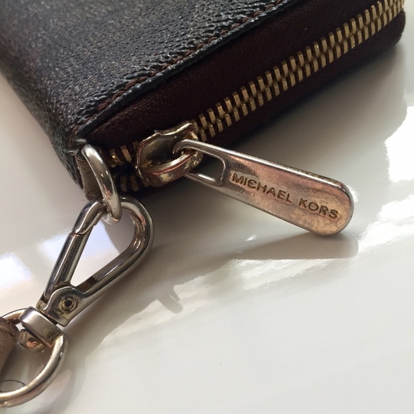 🎉SOLD Michael Kors Exclusive iPhone 5/5s Wallet - Picture 2 of 3