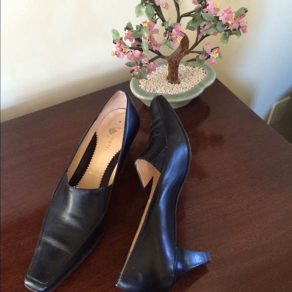 Women's black leather pump