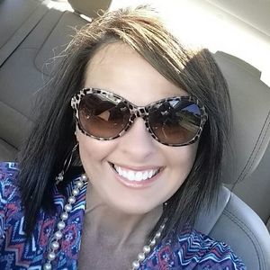 Meet your Posher, Monisa