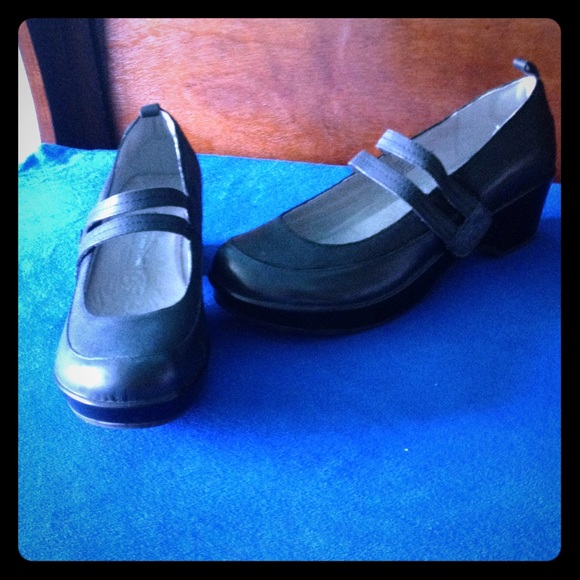 Adorable Jambu black Mary Janes!
