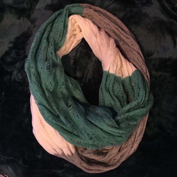 NWOT knit scarf