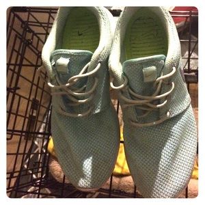 Nike Roshe Women Size 8