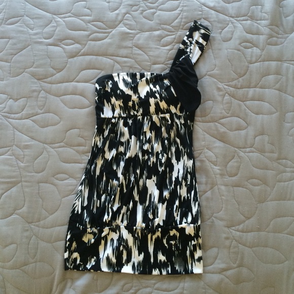 Black and white one shoulder dress/top