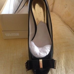 MK KIERA MID PUMP BLACK PATENT