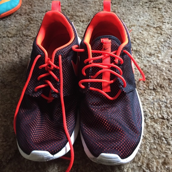 le scarpe nike arancione e nero roshies poshmark le scarpe nike arancione e nero roshies poshmark