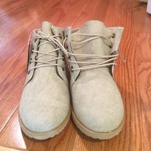 Bearpaw tan colored shoes size 9.