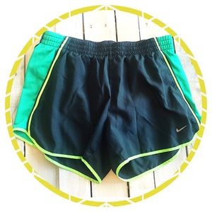 ⭐️️NIKE DRY FIT WOMENS SHORTS SIZE MEDIUM⭐️