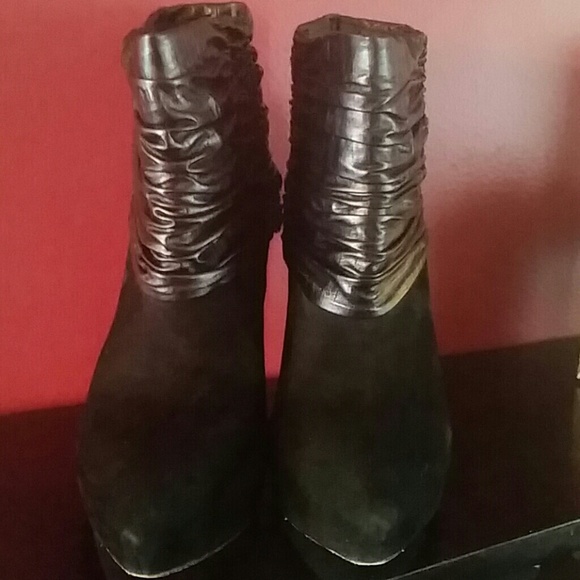 L.A.M.B Suede Bootie w / Leather Ruching - Picture 4 of 4