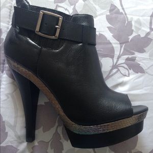 Brand New! Steve Madden peep toe platforms