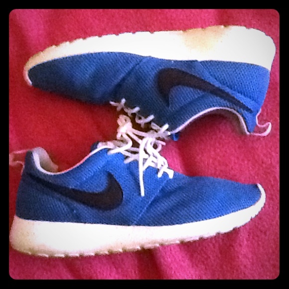 Size: 7 YOUTH Blue Nike Roshe