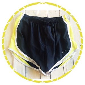 ⭐️️NIKE TEMPO WOMENS SHORTS SIZE MEDIUM⭐️