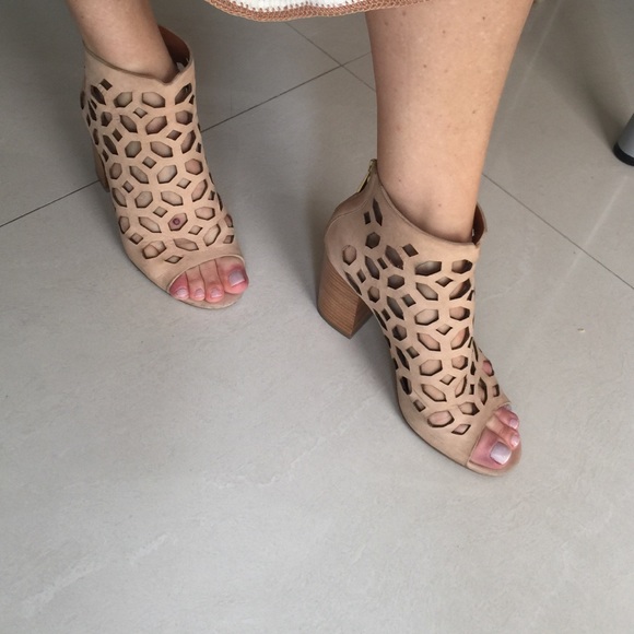 Sexy flesh tone shows from France!
