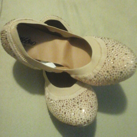 Pinky nude bedazzled flats