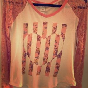 Long sleeve baseball tee.