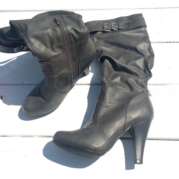 Grey boots with buckles