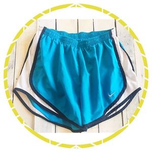 ⭐️️️NIKE TEMPO WOMENS SHORTS SIZE MEDIUM⭐️