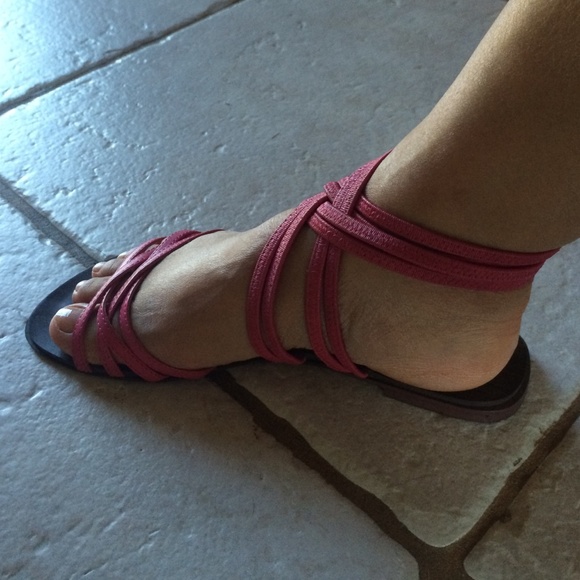 Pink sandal. - Picture 4 of 4