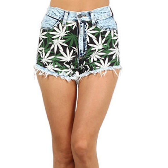 High Waist Marijuana Print Pocket Shorts