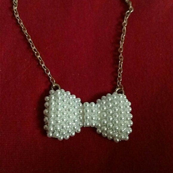 Gold/pearl bow necklace