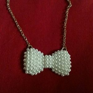 Gold/pearl bow necklace